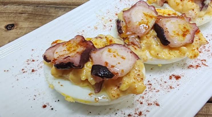 Huevos rellenos de pulpo a la gallega
